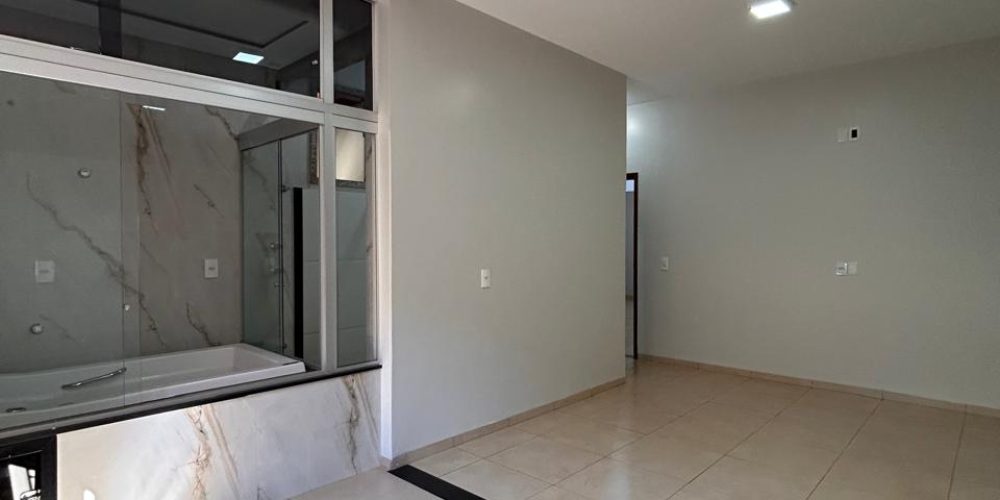 Suíte com muito espaço e Banheira privativa.